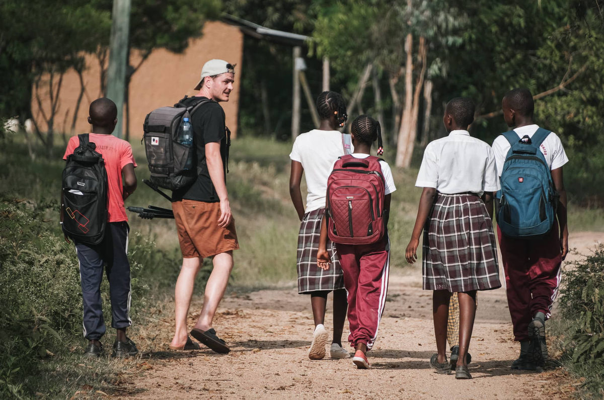 Fabio Zahnd bei den Dreharbeiten in Kenia