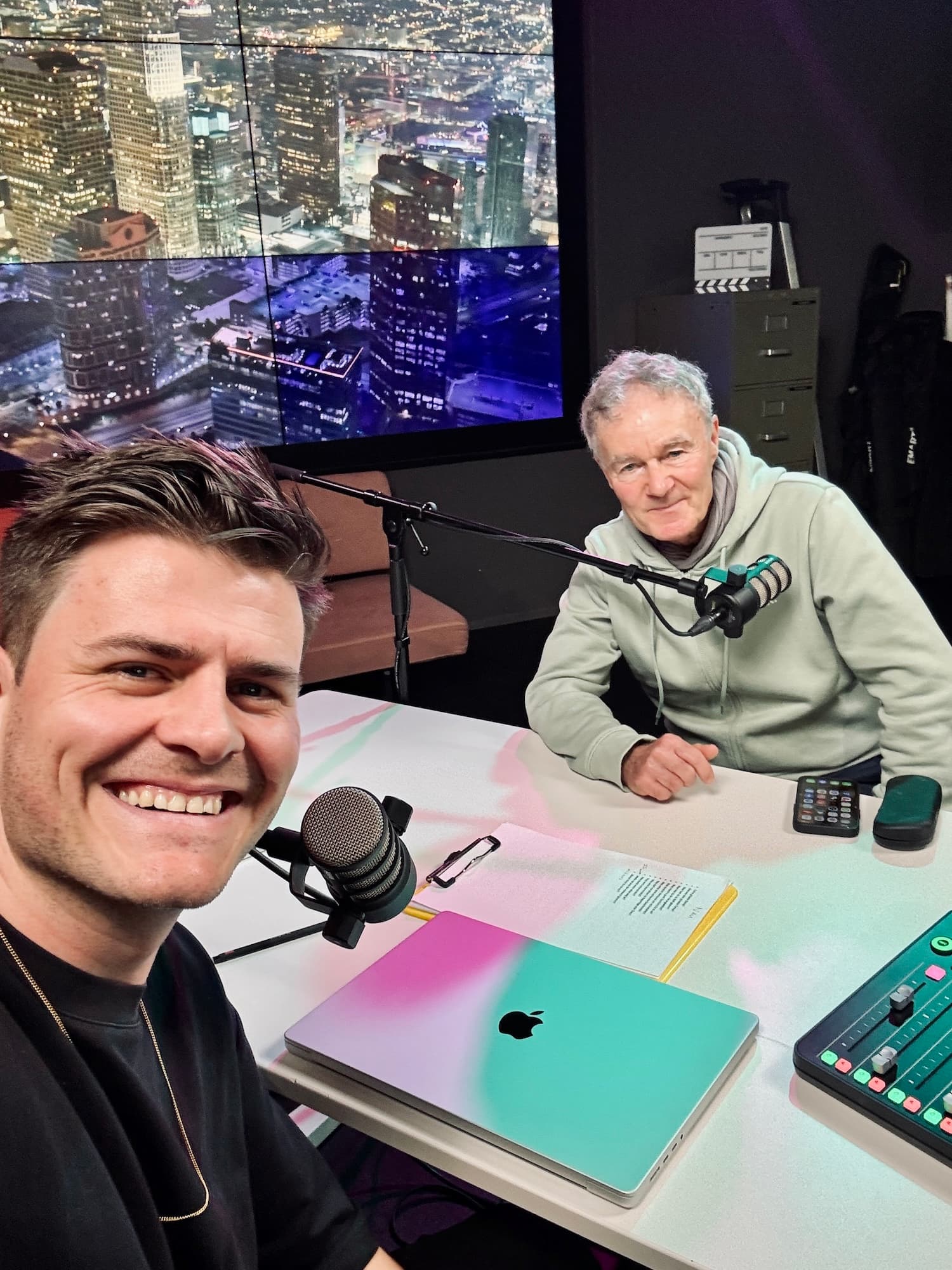 Fabio Zahnd mit SRF-Talklegende Kurt Aeschbacher im Podcast-Studio