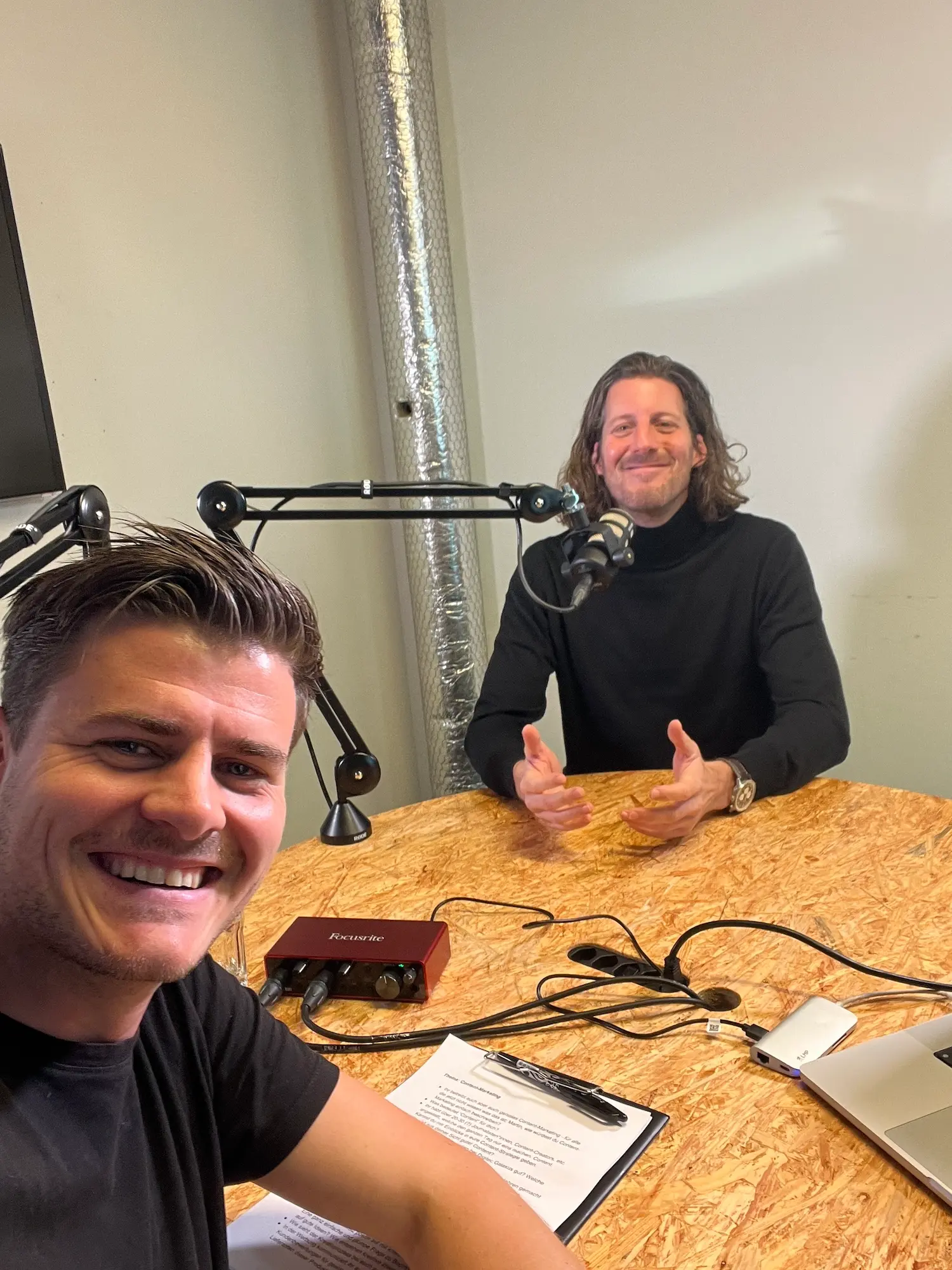 Fabio Zahnd mit Martin Walthert (CMO Digitec Galaxus) im Podcast-Studio